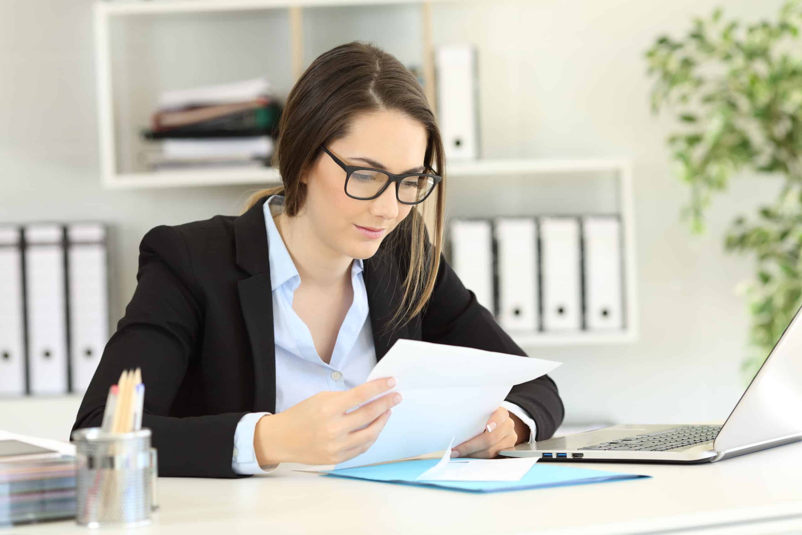 Present simple вопросы daily routine. Work do read. Seating foundfament. Человек с планшетом в руках. Домашнее задание иллюстрация.