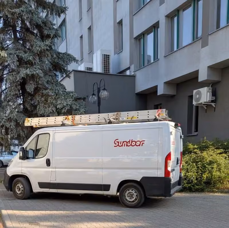Osoba do montażu systemów zabezpieczeń przed upadkiem z wysokości