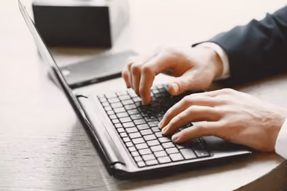 Pracujesz na B2B albo zdalnie i laptop musisz kupić sam? Jak wybrać narzędzie pracy, a nie gadżet