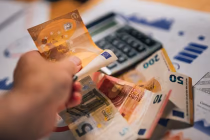 Jak porównywać oferty pracy za granicą i na co zwracać uwagę przed wyjazdem?