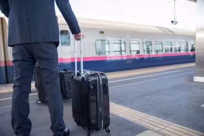 Czy praca na budowie jest kwalifikowana jako podróż służbowa czy oddelegowanie do pracy?