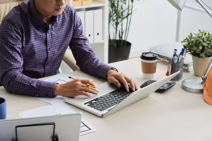 Jak pisać e-maile biznesowe? Jakich zasad należy przestrzegać?