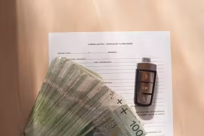 Umowa kupna sprzedaży samochodu: pobierz wzór 2025 - co powinna zawierać i na co zwrócić uwagę?
