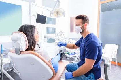 Ile zarabia dentysta?