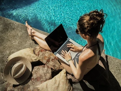 Z laptopem pod palmami. Kim są cyfrowi nomadzi?