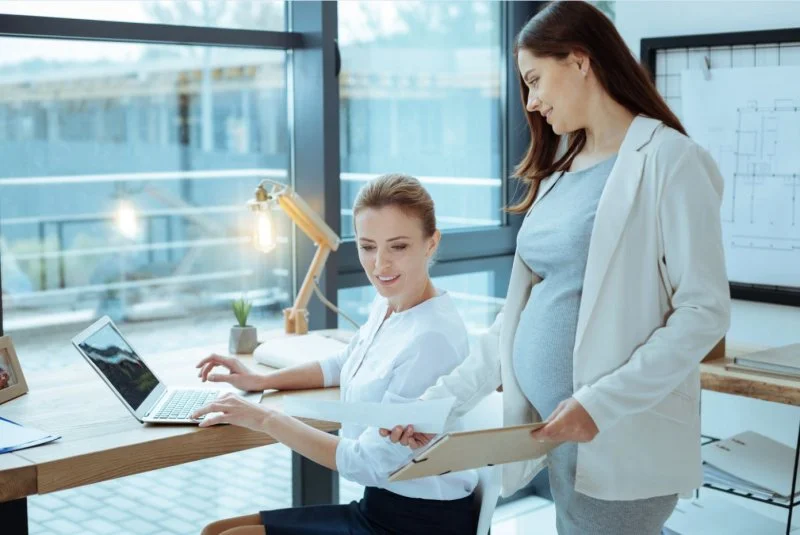 Powrót do pracy po urlopie macierzyńskim: prawa, wsparcie dla młodych mam