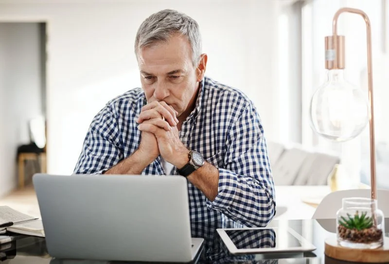 Jak minimalizować zmęczenie podczas pracy przy komputerze?