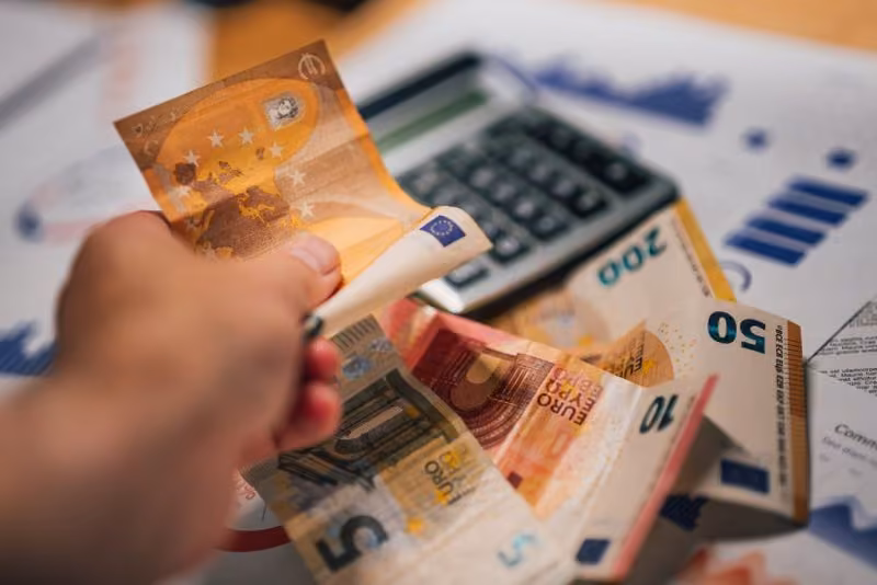 Jak porównywać oferty pracy za granicą i na co zwracać uwagę przed wyjazdem?
