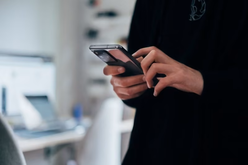 Smartfon jako narzędzie pracy – jak dopasować urządzenie i abonament do potrzeb pracownika?