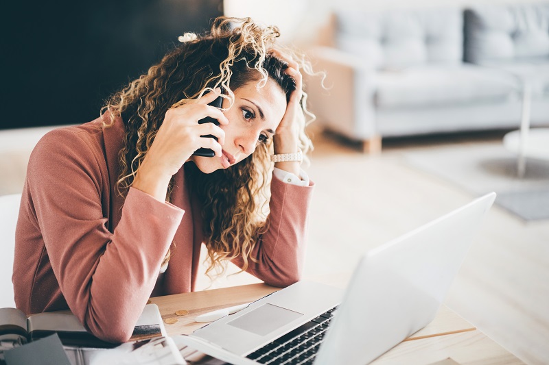 Kobieta tłumacząca się z sytuacji odczuwa silny stres