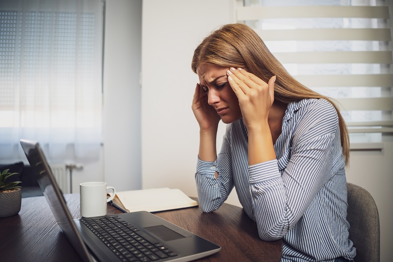Kobieta z przewlekłymi zaburzeniami spowodowanymi skutkiem stresu